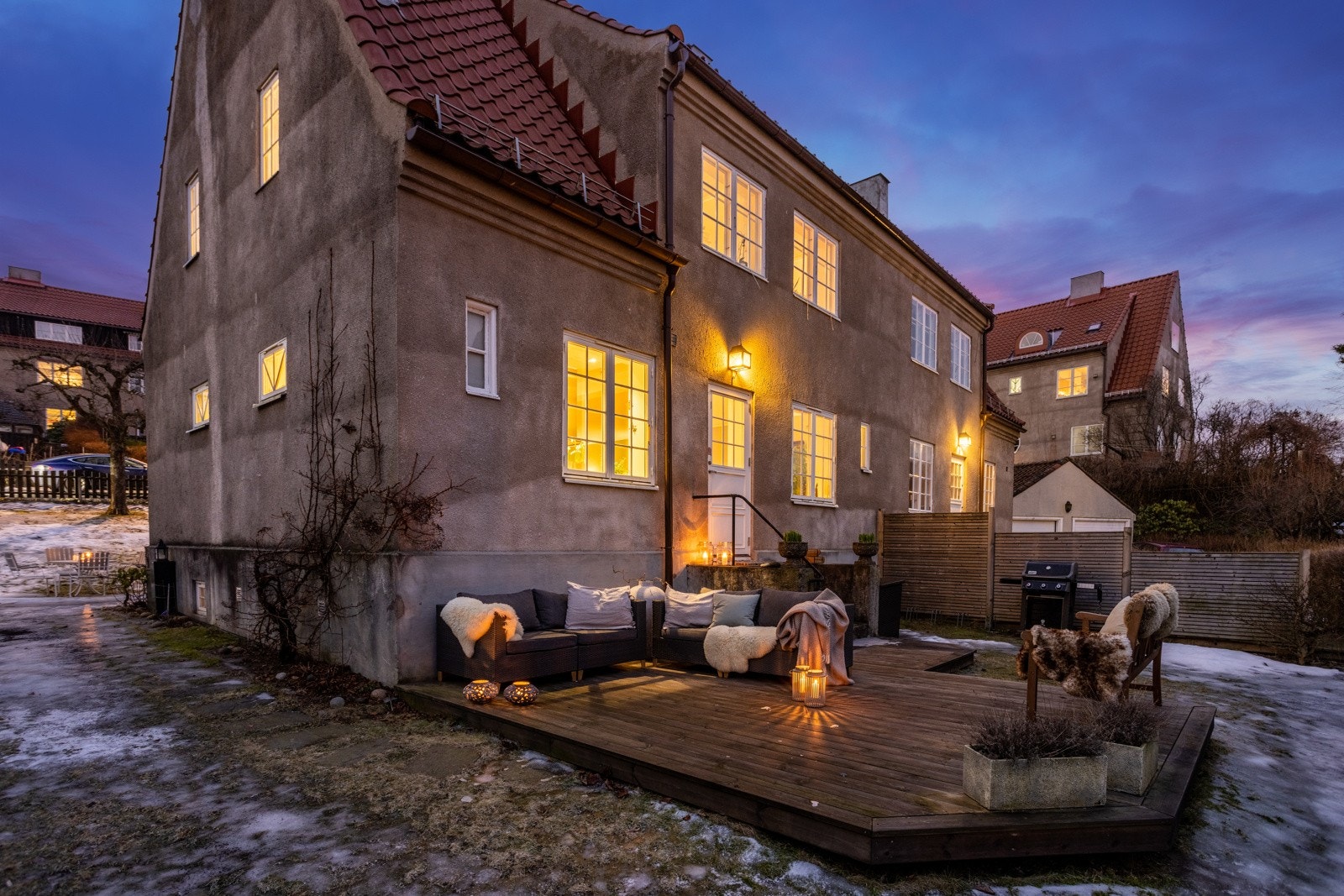 Dette er en sjelden og meget attraktiv vertikaldelt tomannsbolig beliggende i flotte omgivelser i Ullevål Hageby. Galleribilde