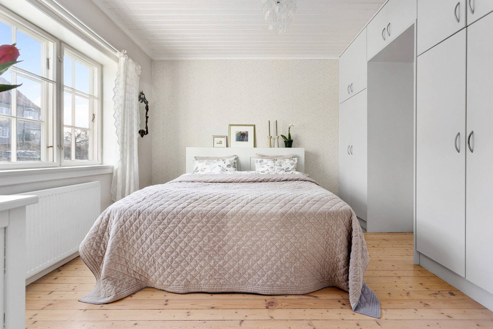 Det er plass til dobbeltseng med tilhørende møblement, og praktisk garderobeløsning. Galleribilde