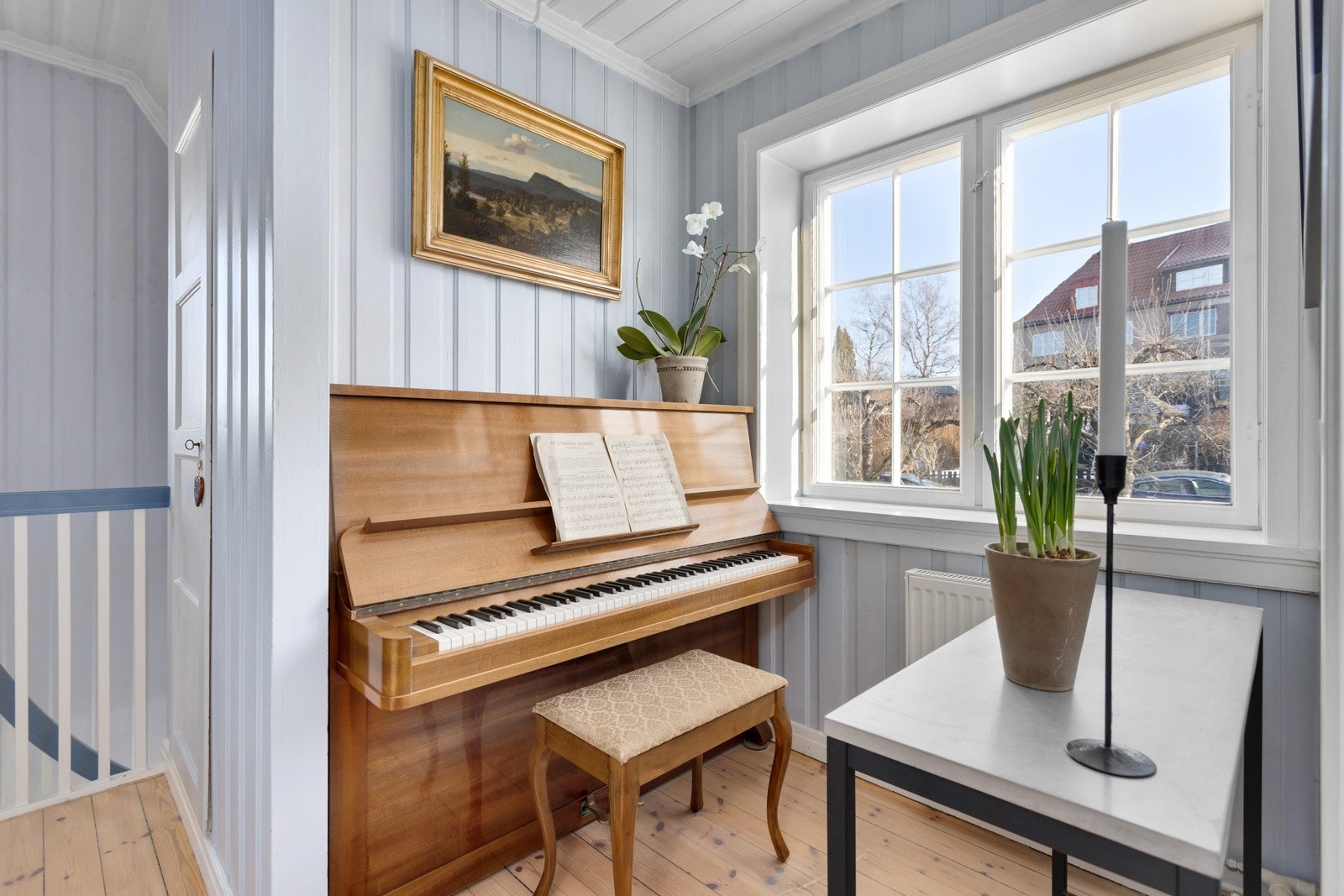 Lys mellomgang med flere muligheter. Det gjøres oppmerksom på at pianoet medfølger boligen ved salg. Galleribilde