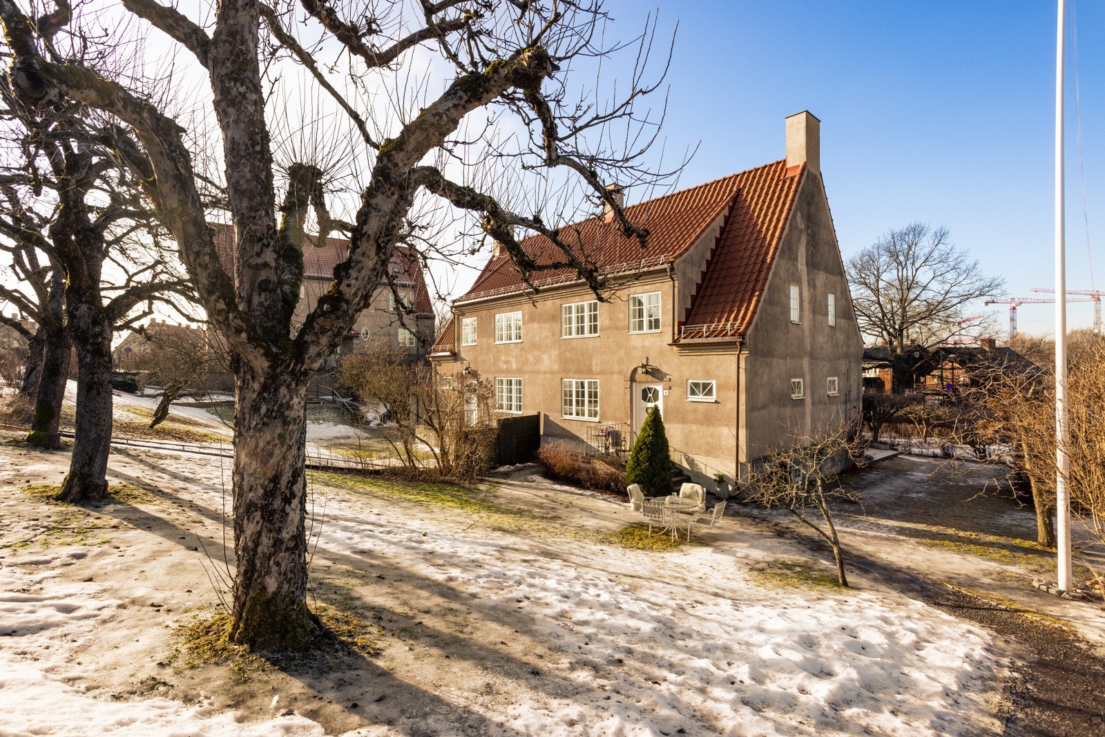 Boligen ligger fint og barnevennlig med kort vei til både skoler og barnehagetilbud, offentlig kommunikasjon og en rekke servicetilbud. Galleribilde