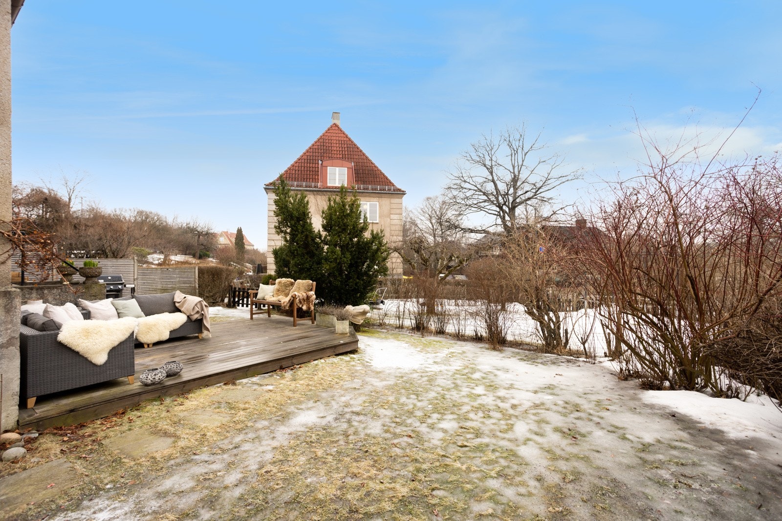 Det er god plass til både utemøblement for avslapning og hygge, samt gressplen for lek og moro. Galleribilde