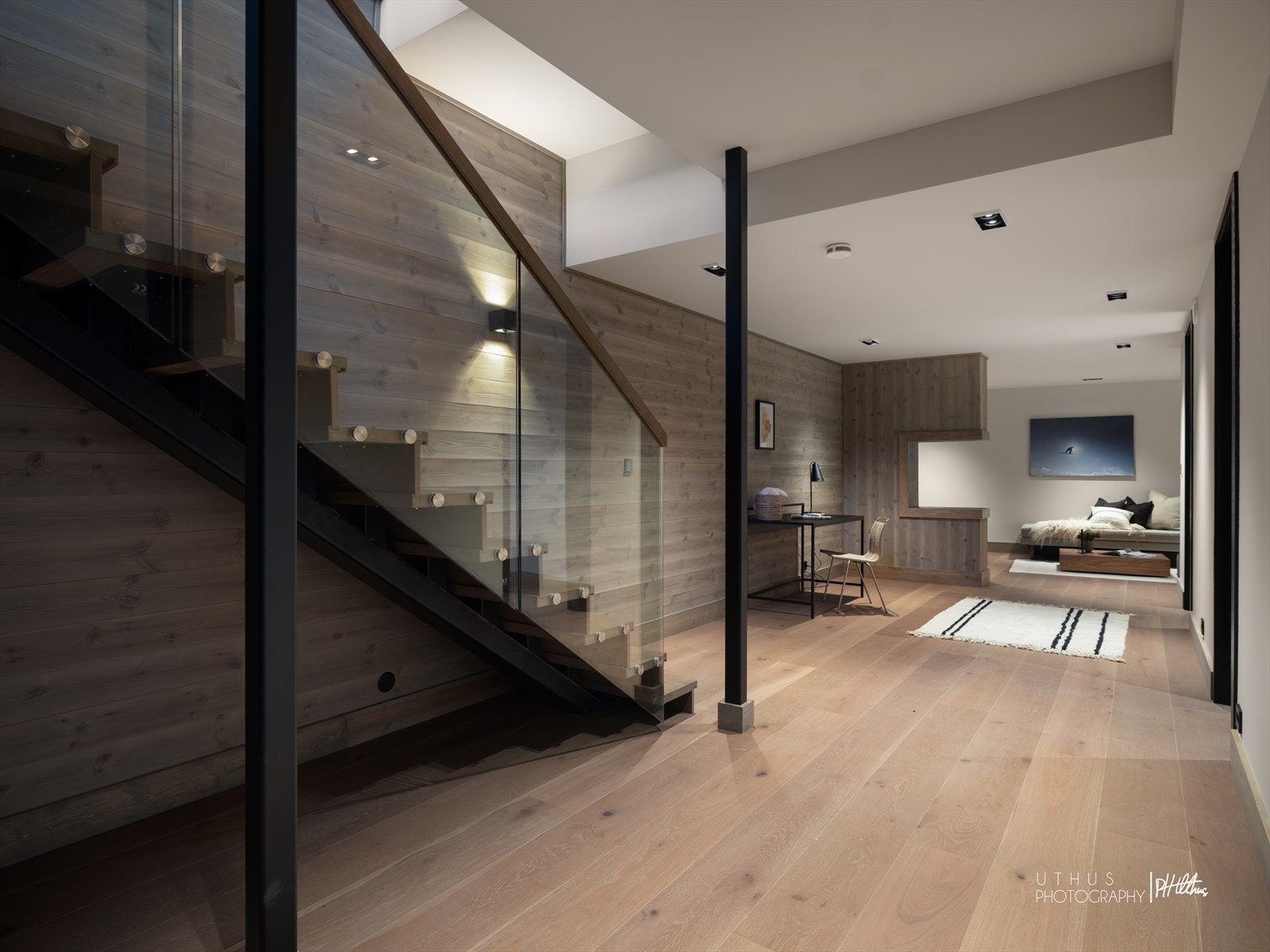 underetasjen inneholder kjellerstue/mediarom, spa-bad, gang og 3 soverom, hvorav master med en-suite bad. Galleribilde