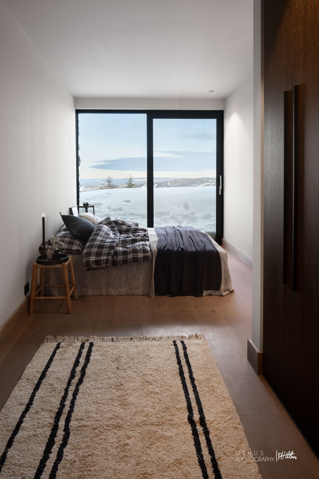 Mastersoverom med dør ut til friområde. Galleribilde