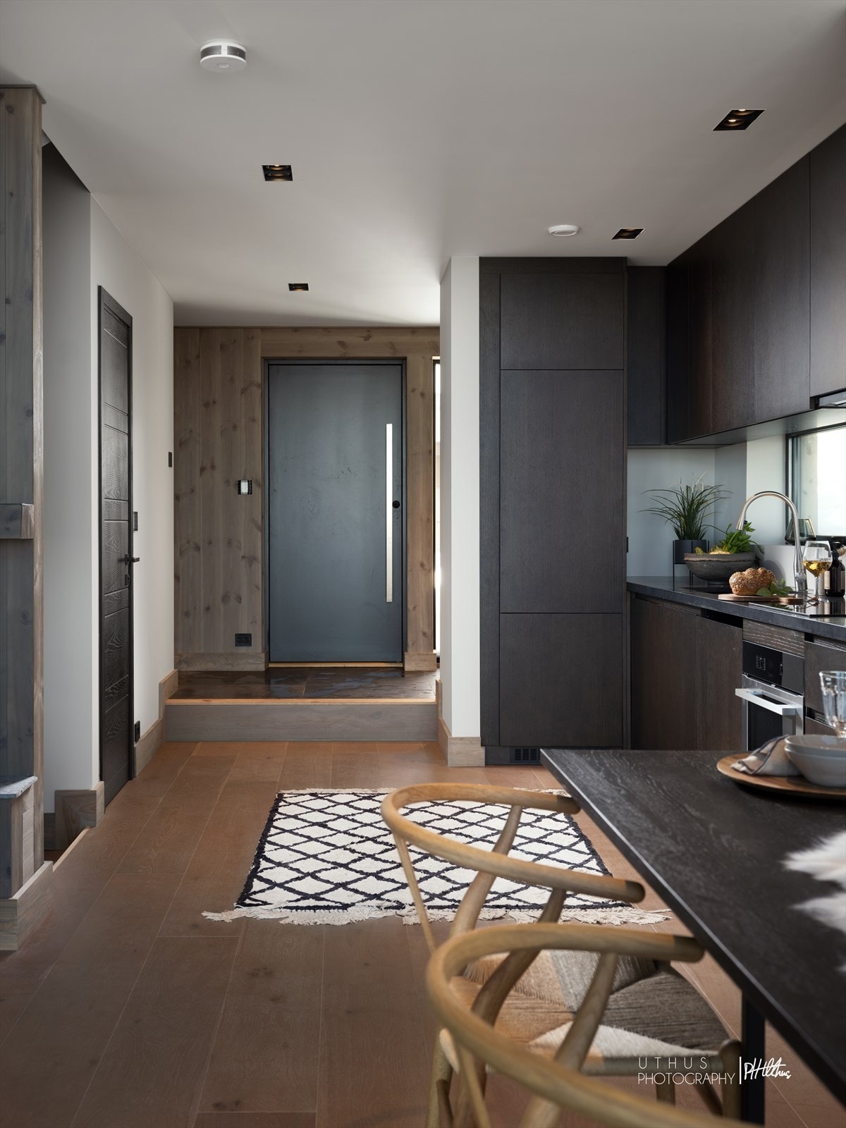 Kjøkkenløsning er tegnet av arkitekt, og snekkertilpasses hver leilighet. Galleribilde