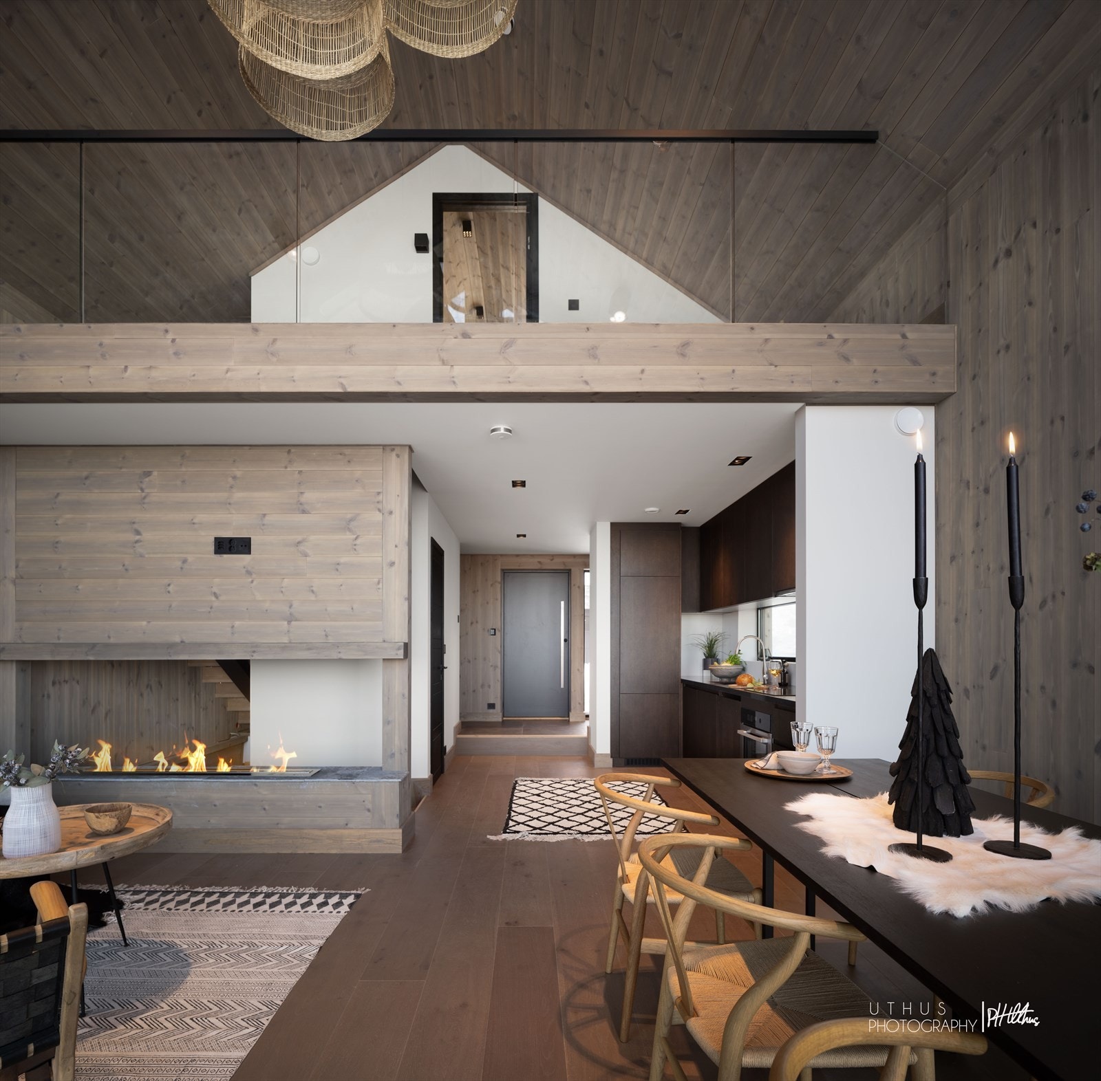 Høyde fra stuegulv til underkant møne er 5,4 m og 3,6 m til gesims. Mezzanin/hems har i tillegg et ekstra soverom for når du har gjester på besøk. Galleribilde