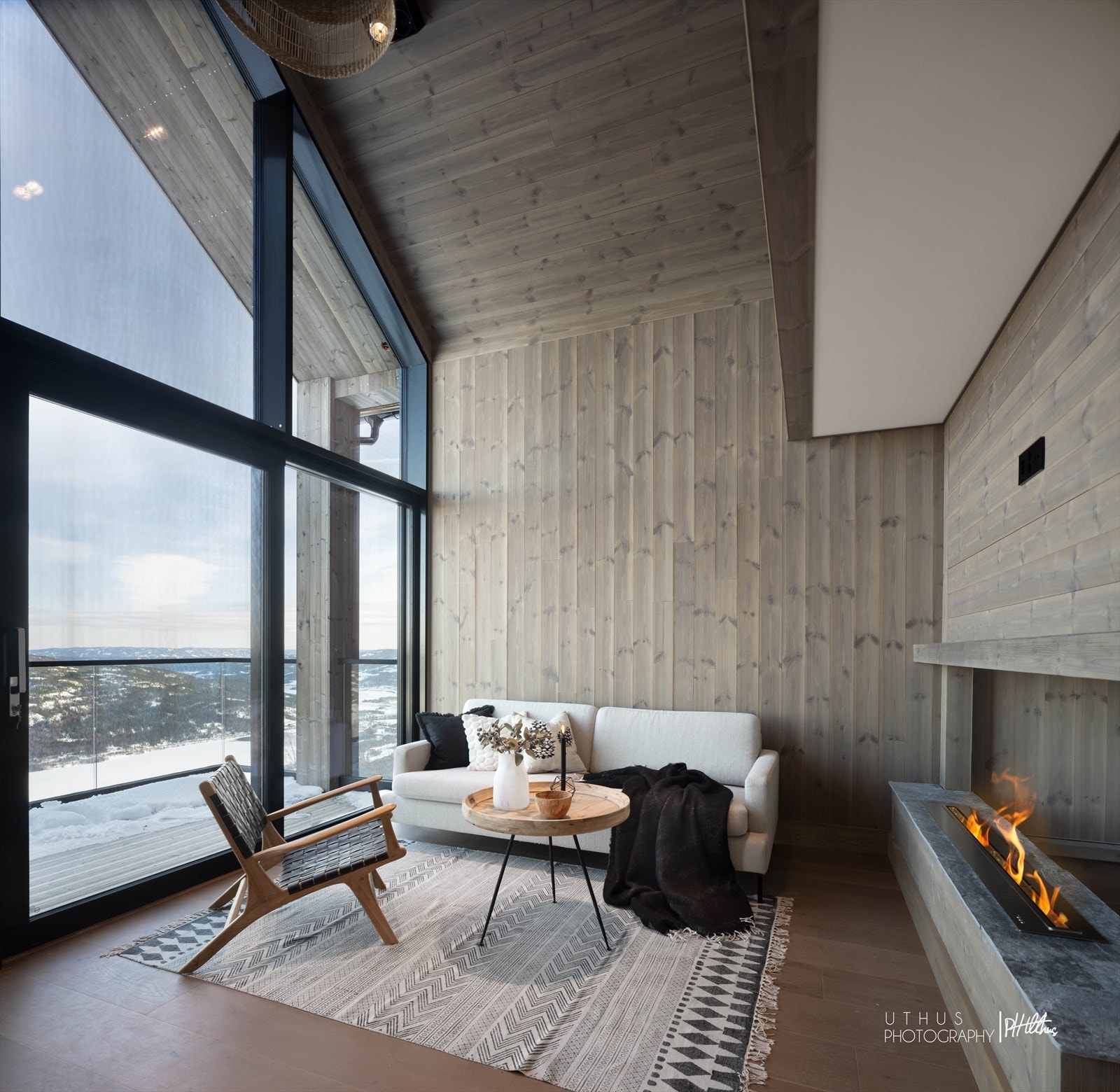 Panel fra Bergene Holm i farge Setergrå mot yttervegg. Øvrige innervegger i malt, slett gips farge Kalk . Galleribilde