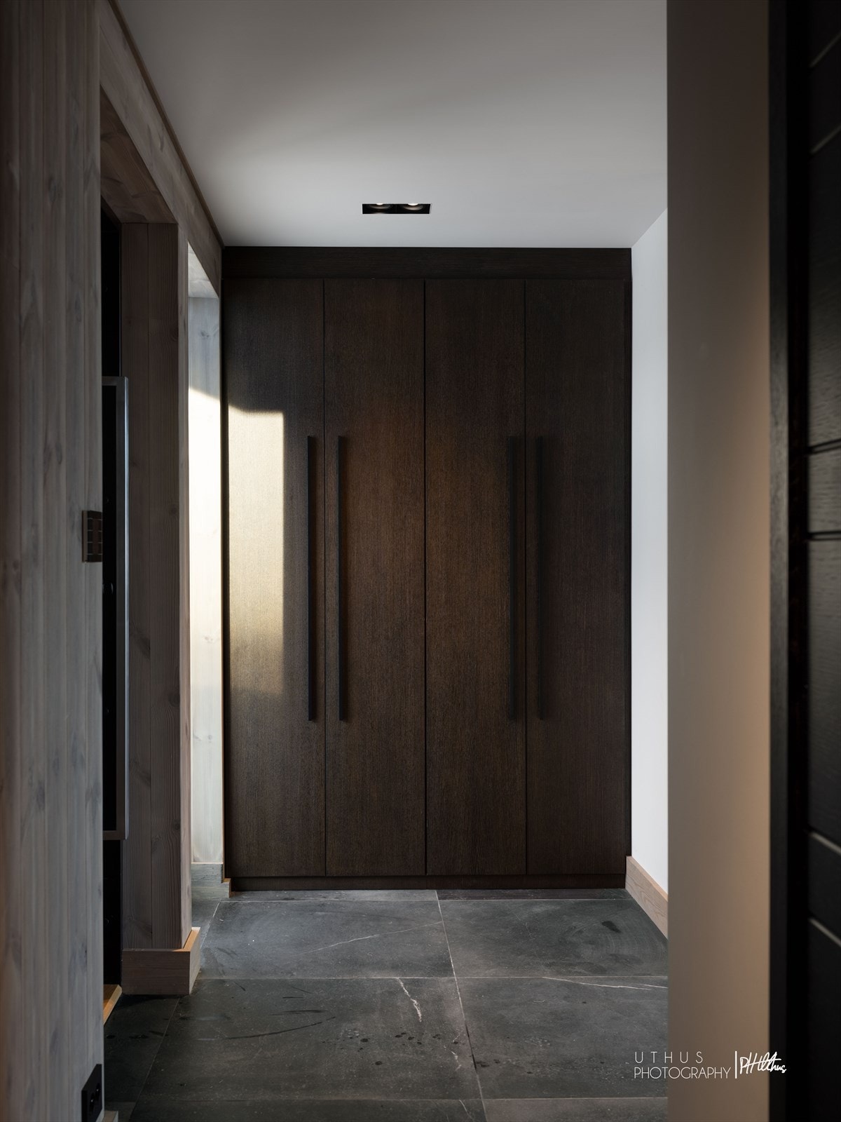 Plassbygget garderobeskap i entré. Galleribilde