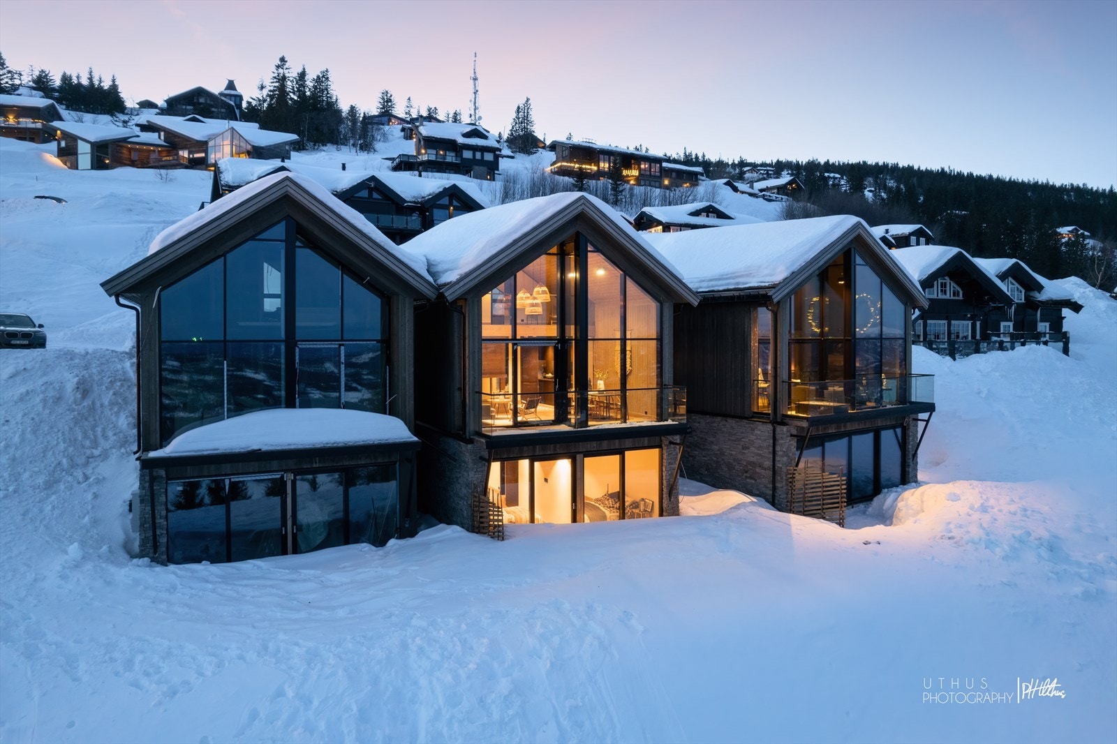 Det er ført opp 3 chaleter på denne flotte utsiktstomten. Alle plassert i en svak svak vifteform noe som er med å sikre en egen utsikt og en uforstyrret hytteopplevelse. Galleribilde
