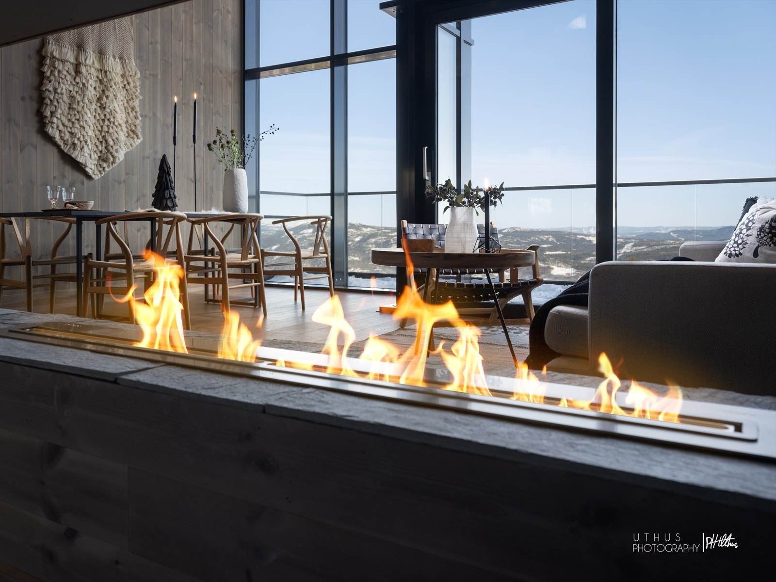 Nydelig bioetanol peis mellom trappeløpet og stuen. Galleribilde