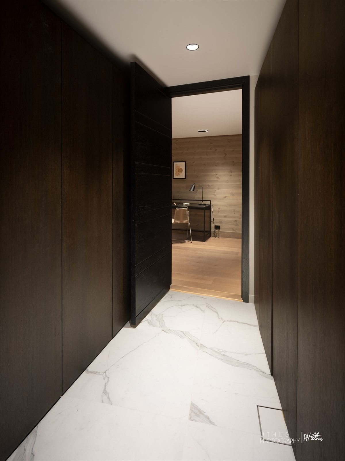 Skap ved entré til spabad. Den ene siden er forbeholdt opplegg for vaske- og tørkemaskin. Den andre siden er den tekniske avdelingen for hytta. Galleribilde