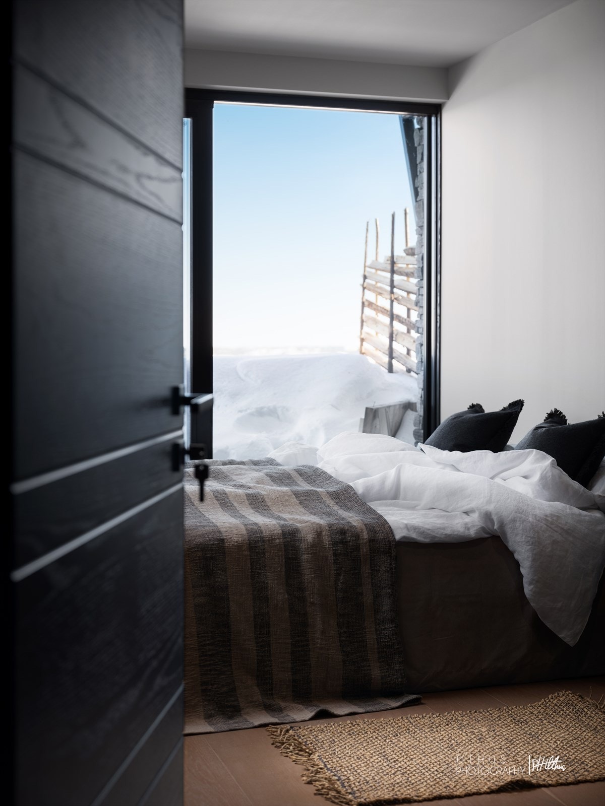 Hyttene leveres med ekstra høye mørkfargede kompaktdører kledd med eikefinér på 2,3m, i elegant og stilren utførelse. Galleribilde