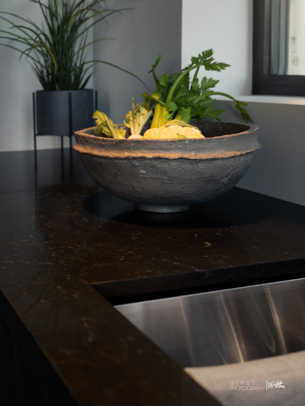 Benkeplate i Quartz type Piatra Gray med underlimt vaskekum. Galleribilde