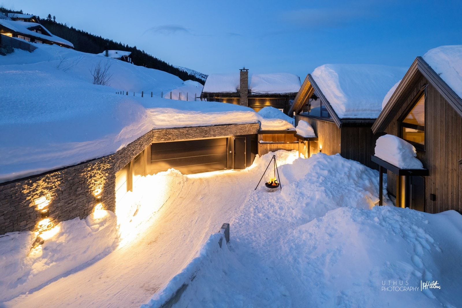 Det medfølger 1 garasjeplass og 1 utvendig parkeringsplass, samt en egen bod/skibod for hver av seksjonene 2 og 3. Galleribilde
