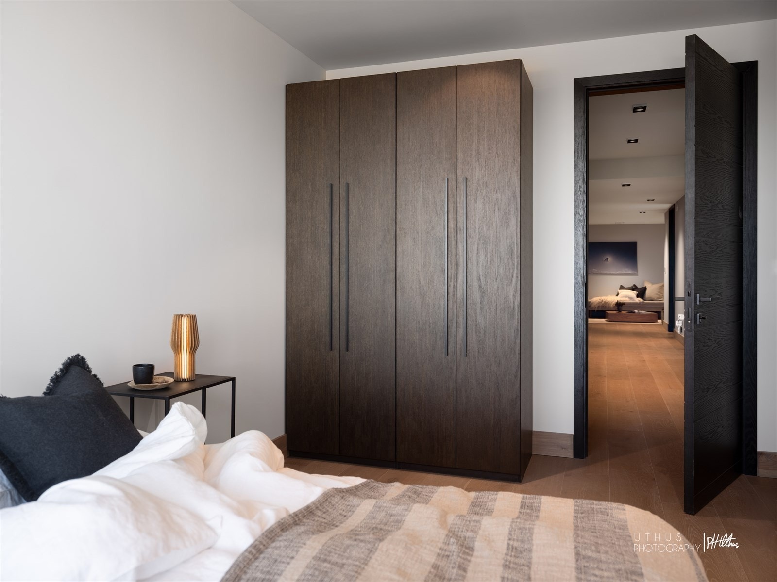 Plassbygget garderobeskap medfølger som det står på visning. Galleribilde