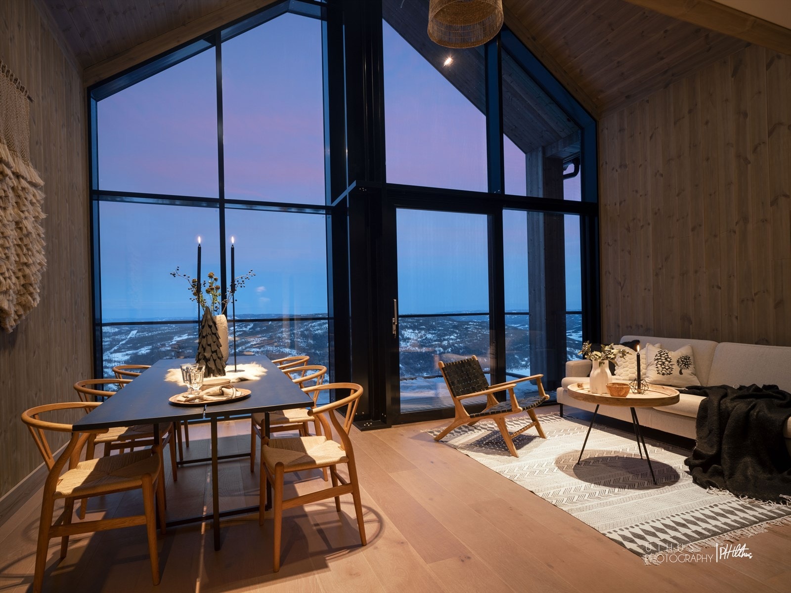 Meget eksklusive og store vindusflater med aluminiumsprofiler fra gulv til tak i fasade mot dalen og smale vindusfelt i øvrige vegger. Galleribilde