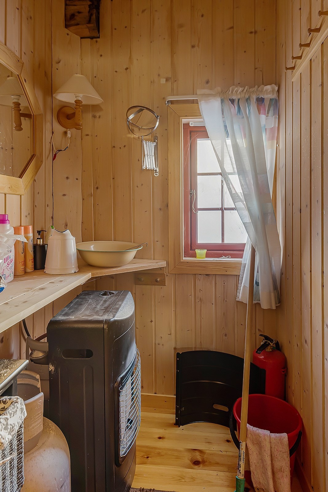 Hytten har ikke innlagt bad men det er et eget rom som brukes som både bod og stellerom. Galleribilde