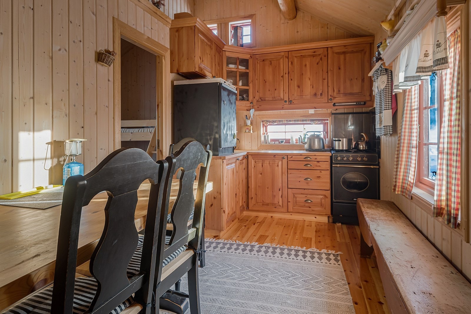 Kjøkkeninnredning. Hytta har ikke innlagt vann, kloakk og strøm så her må det meste kjøres på gass Galleribilde