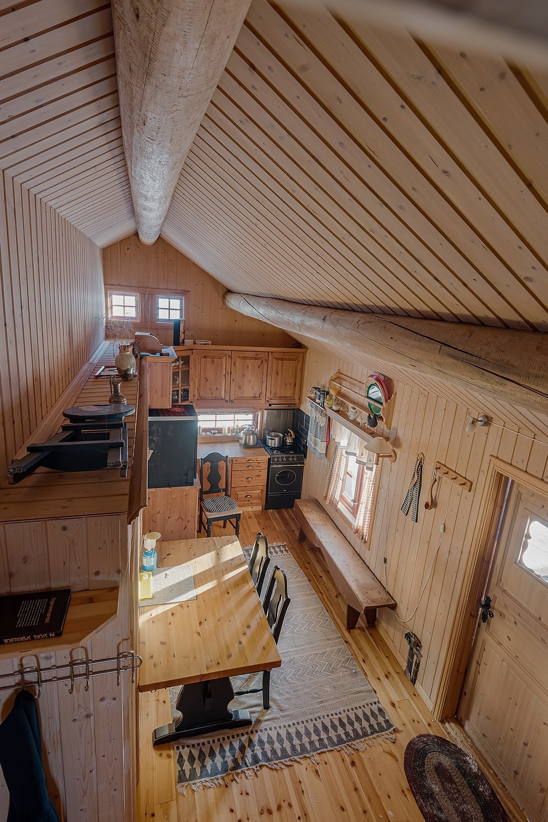 Bildet tatt fra hemsen. Kjøkkensonen har mønet himling. Galleribilde