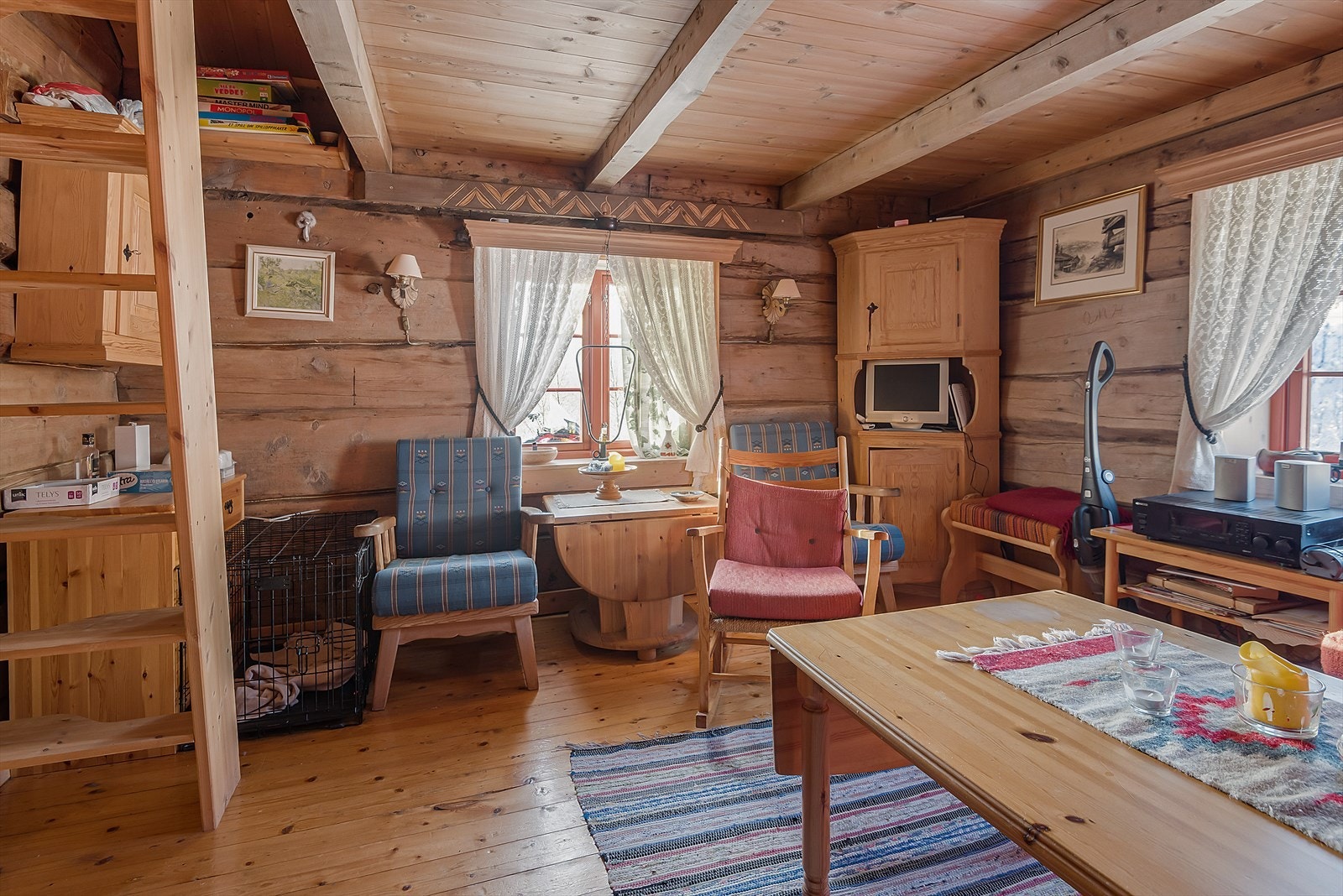 Stuen er koselig og lun. Her får du hyttekos på gamlemåten med fyr i peisen og stearinlys. Galleribilde