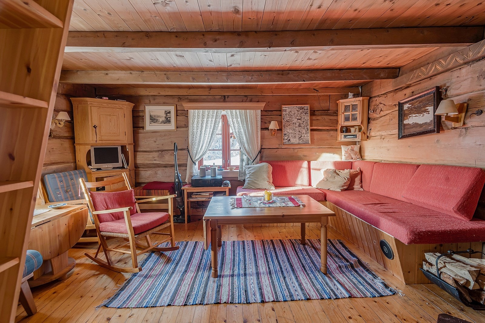Stuen i den gamle delen er laftet. Sjarmerende stil. Over stuen er det en hems med mønet tak. Galleribilde