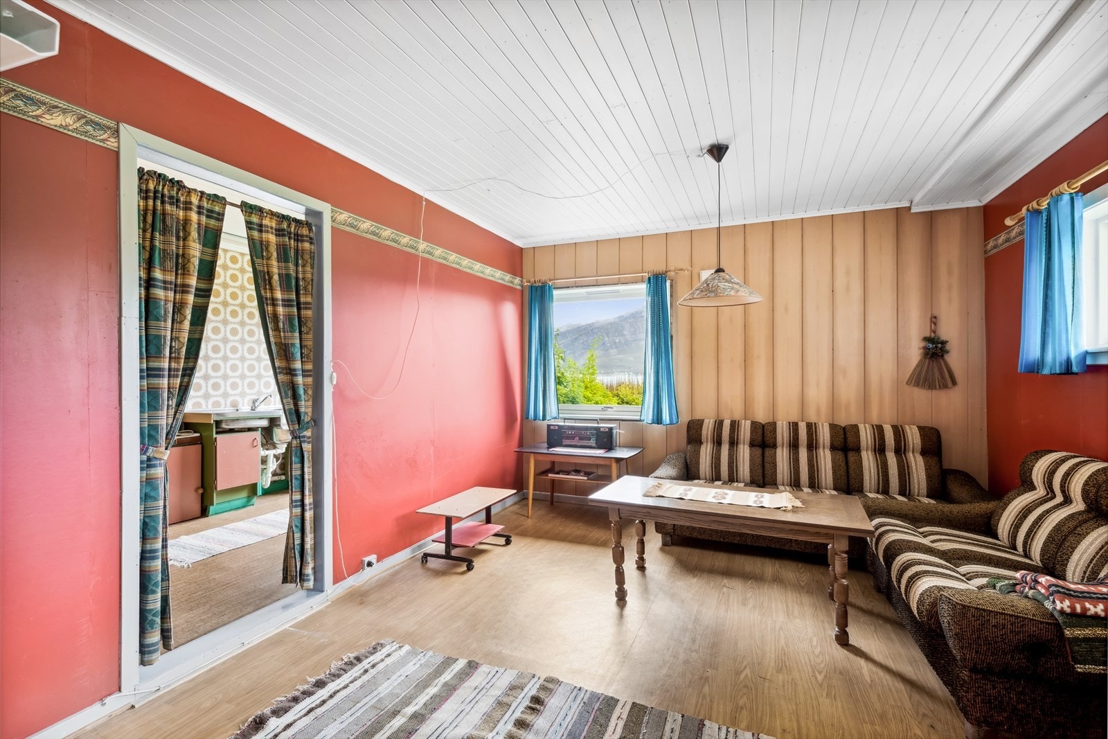 Kjøkken/stue i kjeller som opprinnelig var postkontor og arbeidsrom - Bruksendringen er søknadspliktig og det er ikke kjent om postkontordelen kan benyttes til boligformål Galleribilde