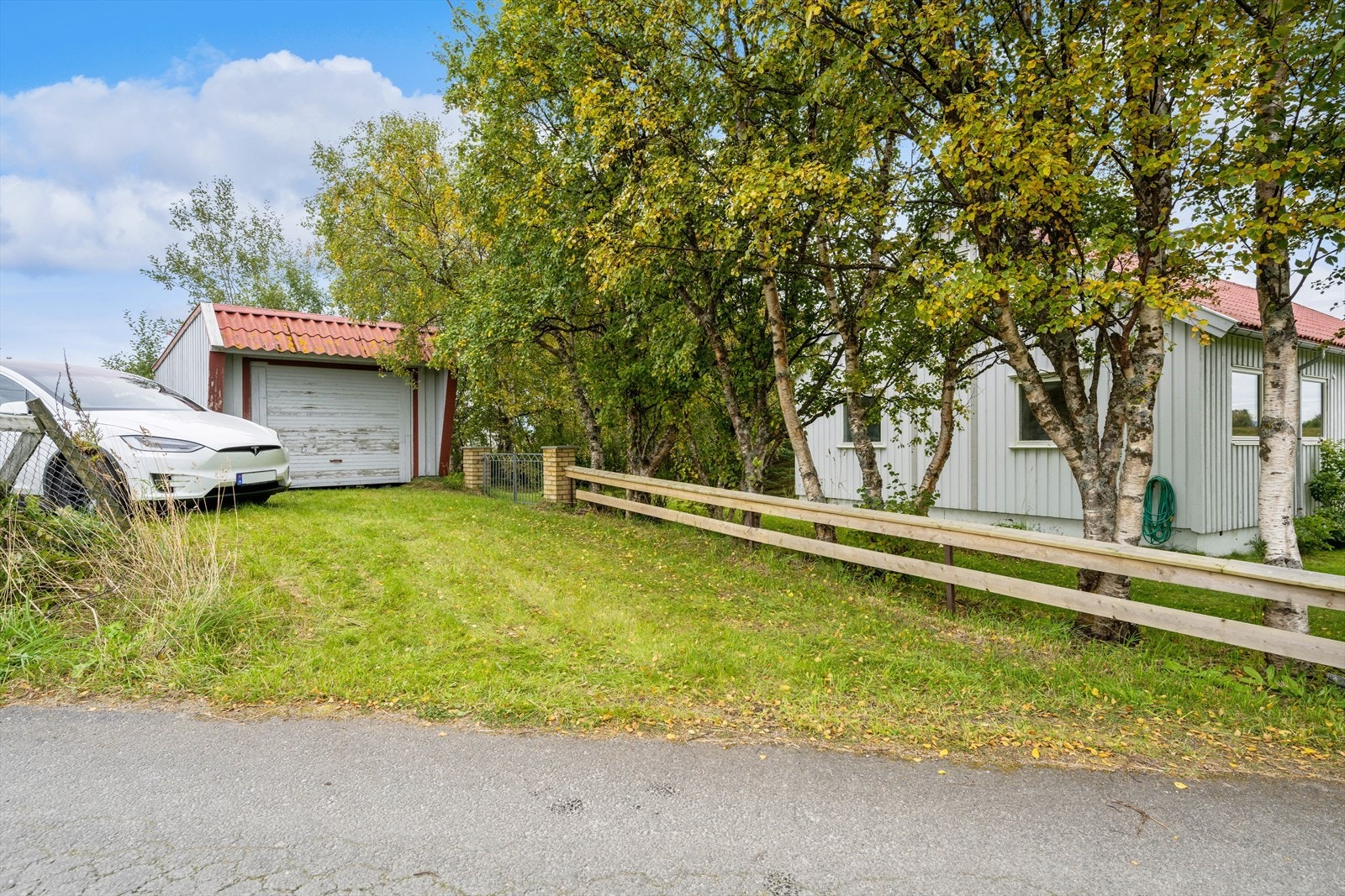 Gode parkeringsforhold med innkjørsel og garasje Galleribilde