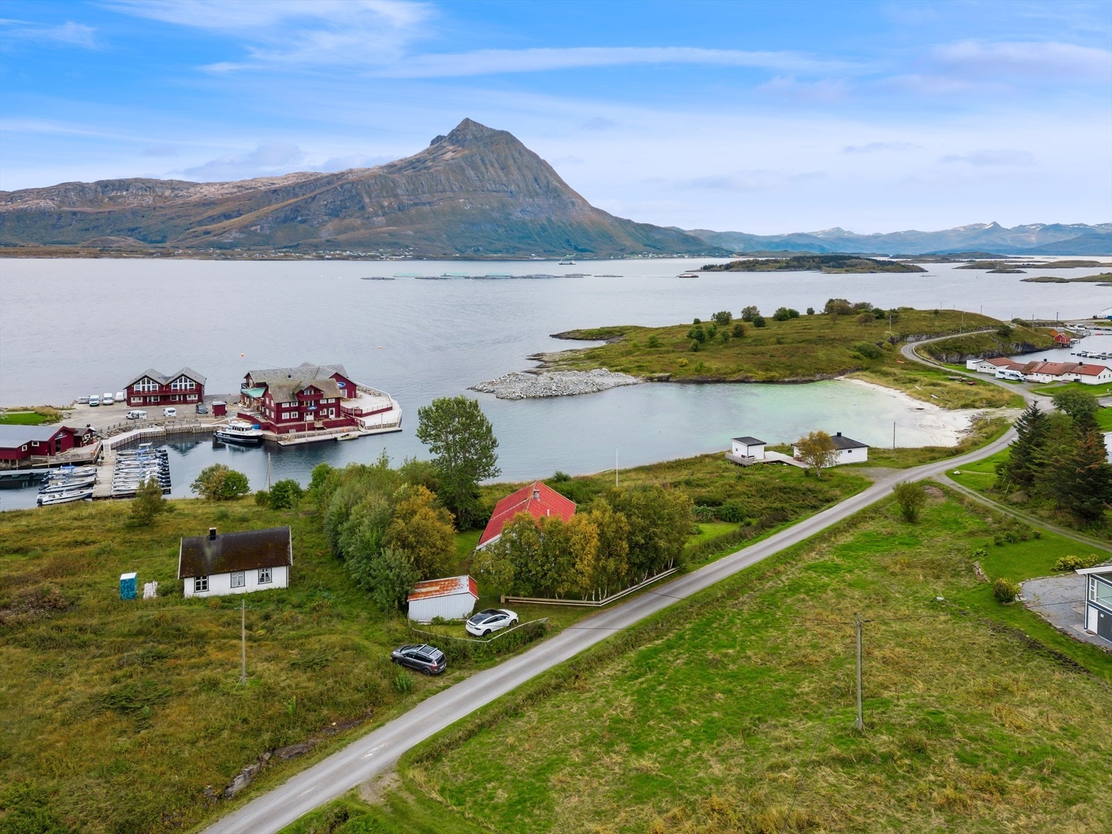 Boligen har en naturskjønn beliggenhet på Nordarnøy Galleribilde