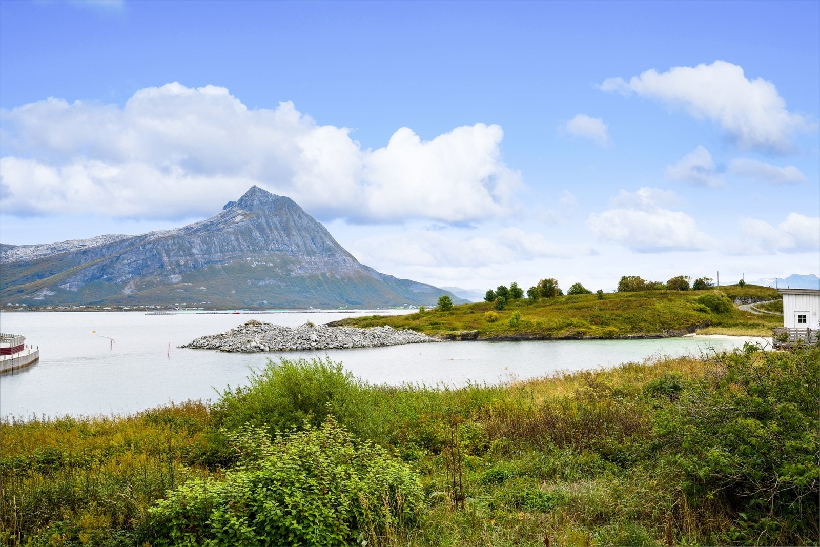 Nordarnøy er forbundet til Sørarnøy med bru, men ingen av øyene har fastlandsforbindelse. Hit reiser du enklest med hurtigbåt eller ferge. Galleribilde