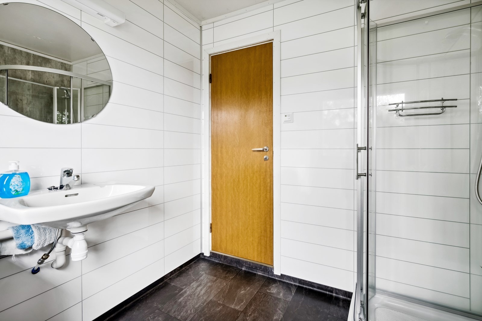 Pent bad fra ca. 2016 med vinylbelegg på gulv og baderomspanel på vegger Galleribilde