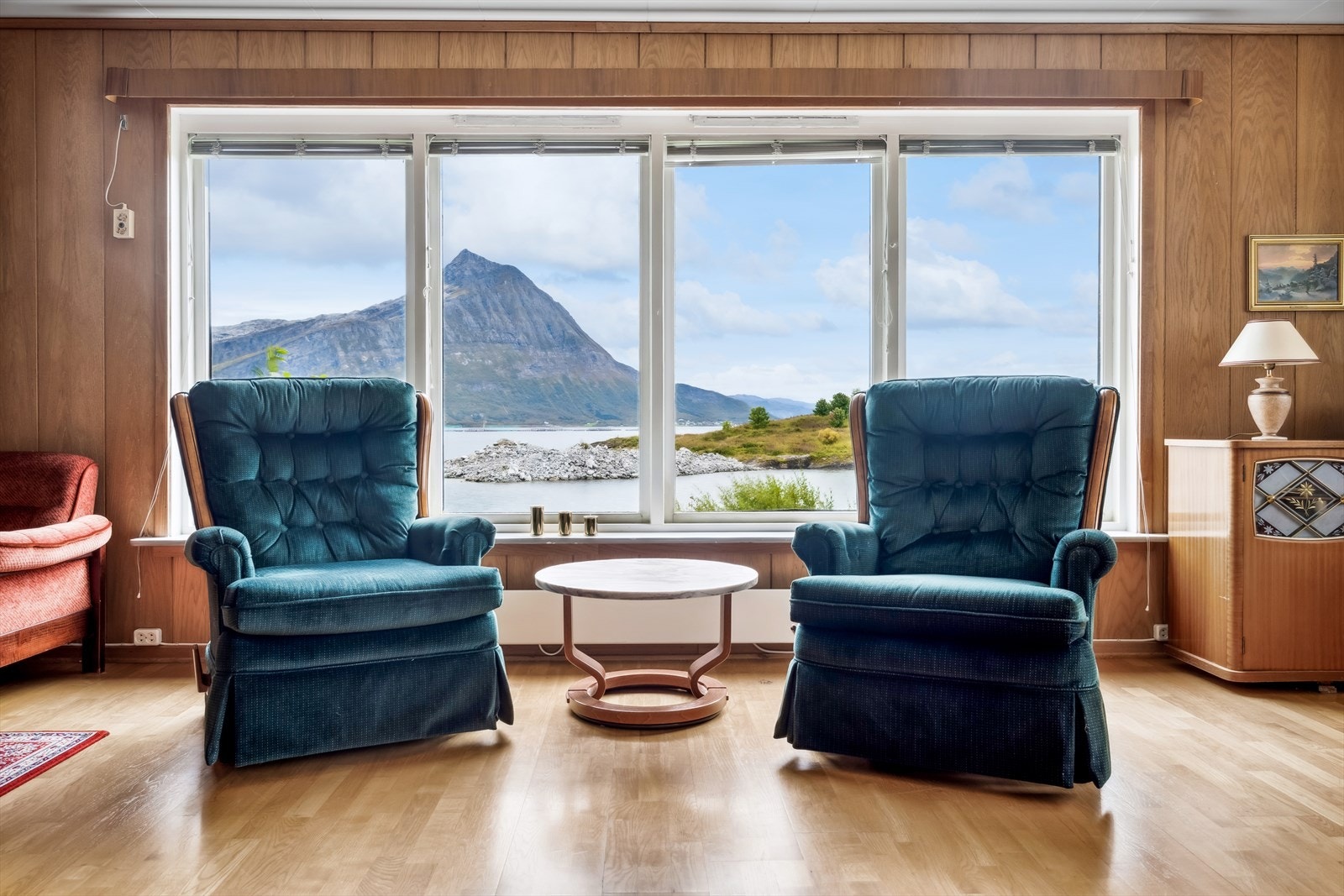 Fra stuen nyter man utsikt over bl.a. Sandhornet med sine 993 høydemeter Galleribilde