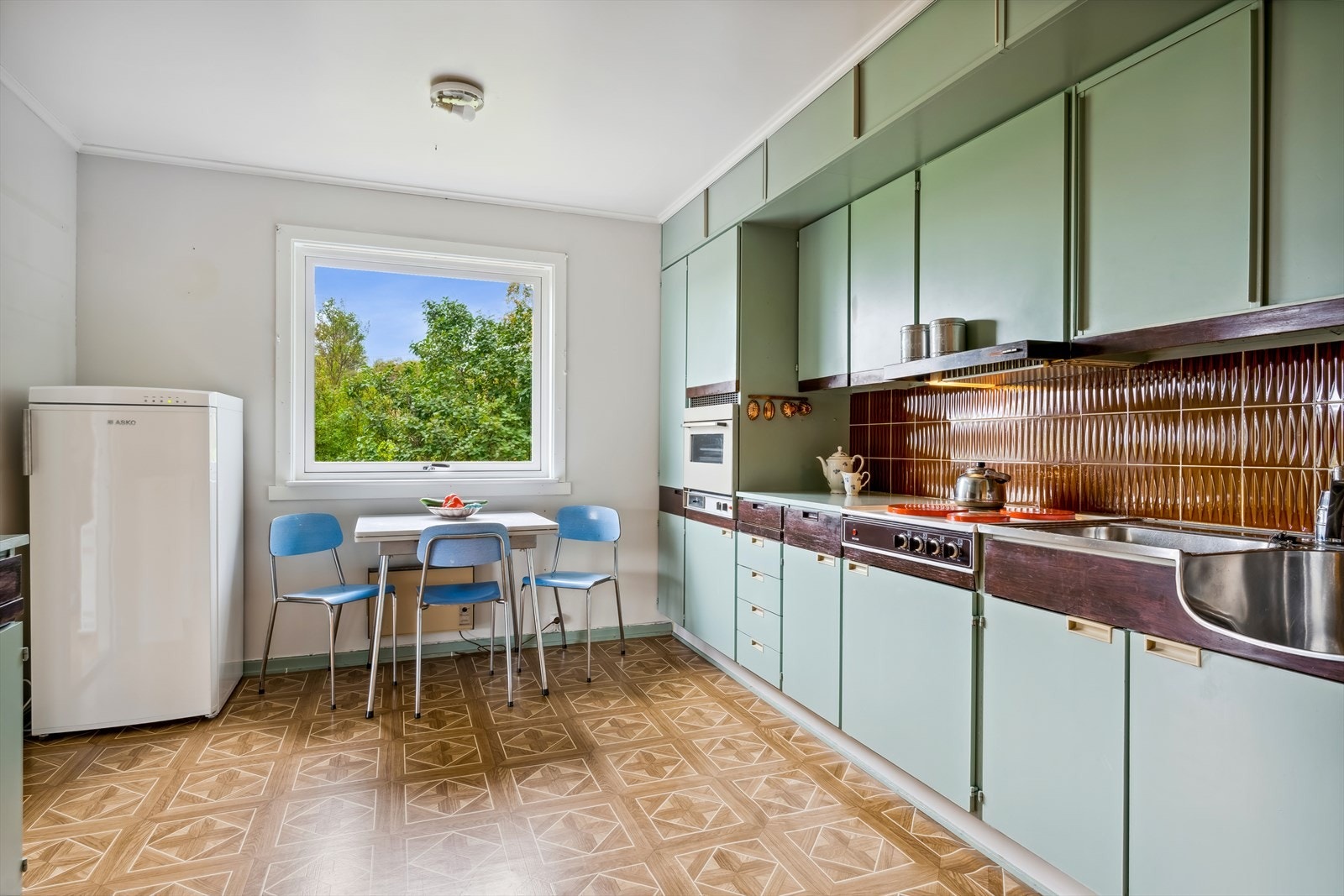 Kjøkkenet er separat og har adkomst fra både stue og entré Galleribilde