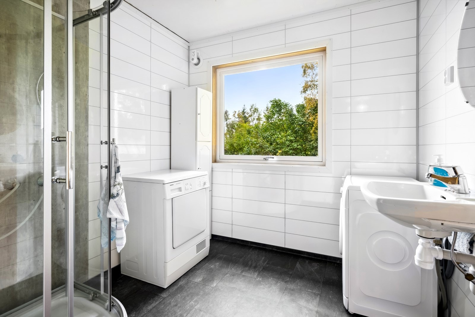 Her finner du dusjkabinett, servant på vegg og opplegg for vaskerom - Det er satt inn toalett etter bildet ble tatt Galleribilde