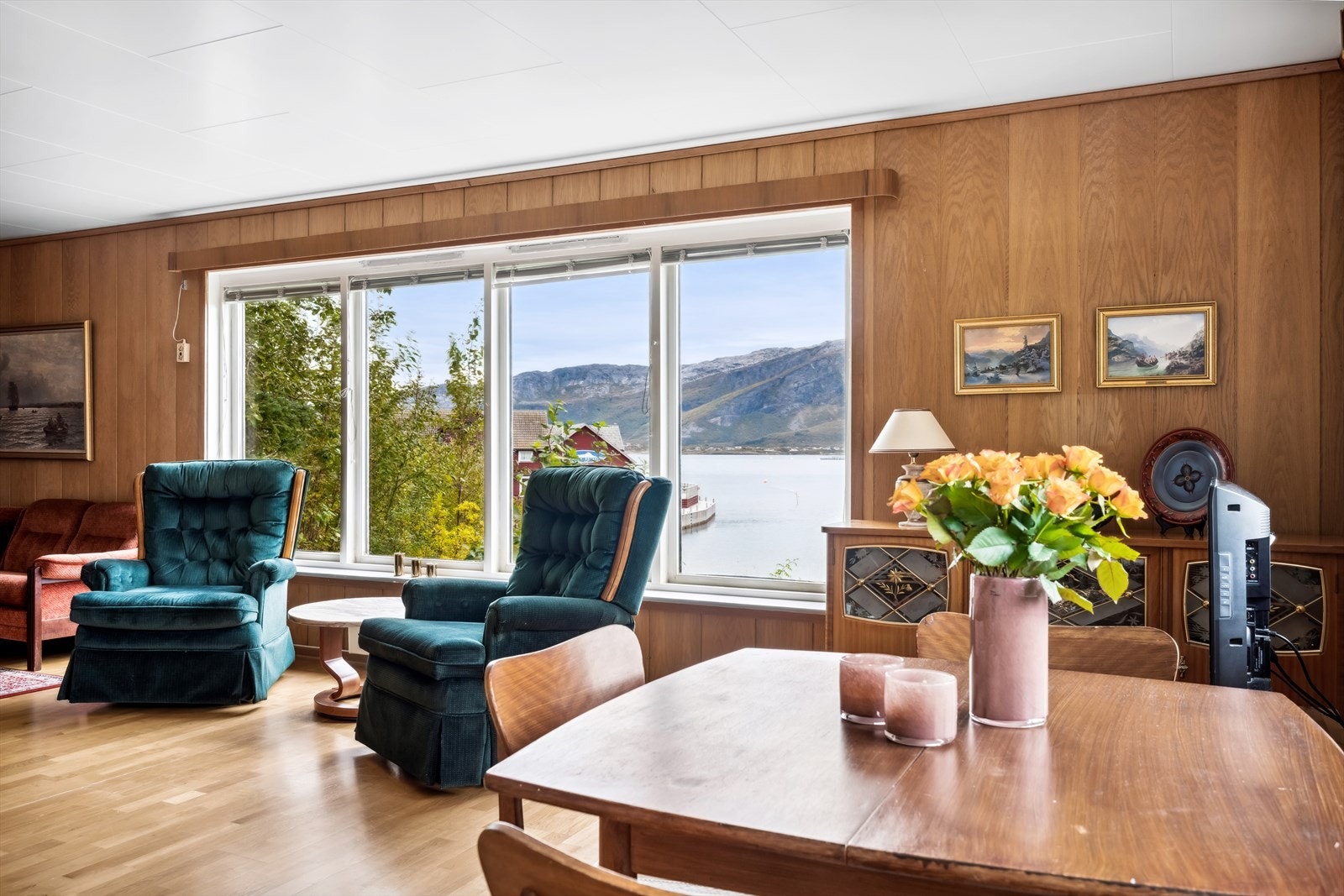 Videre fra entréen kommer man til hovedstuen Galleribilde