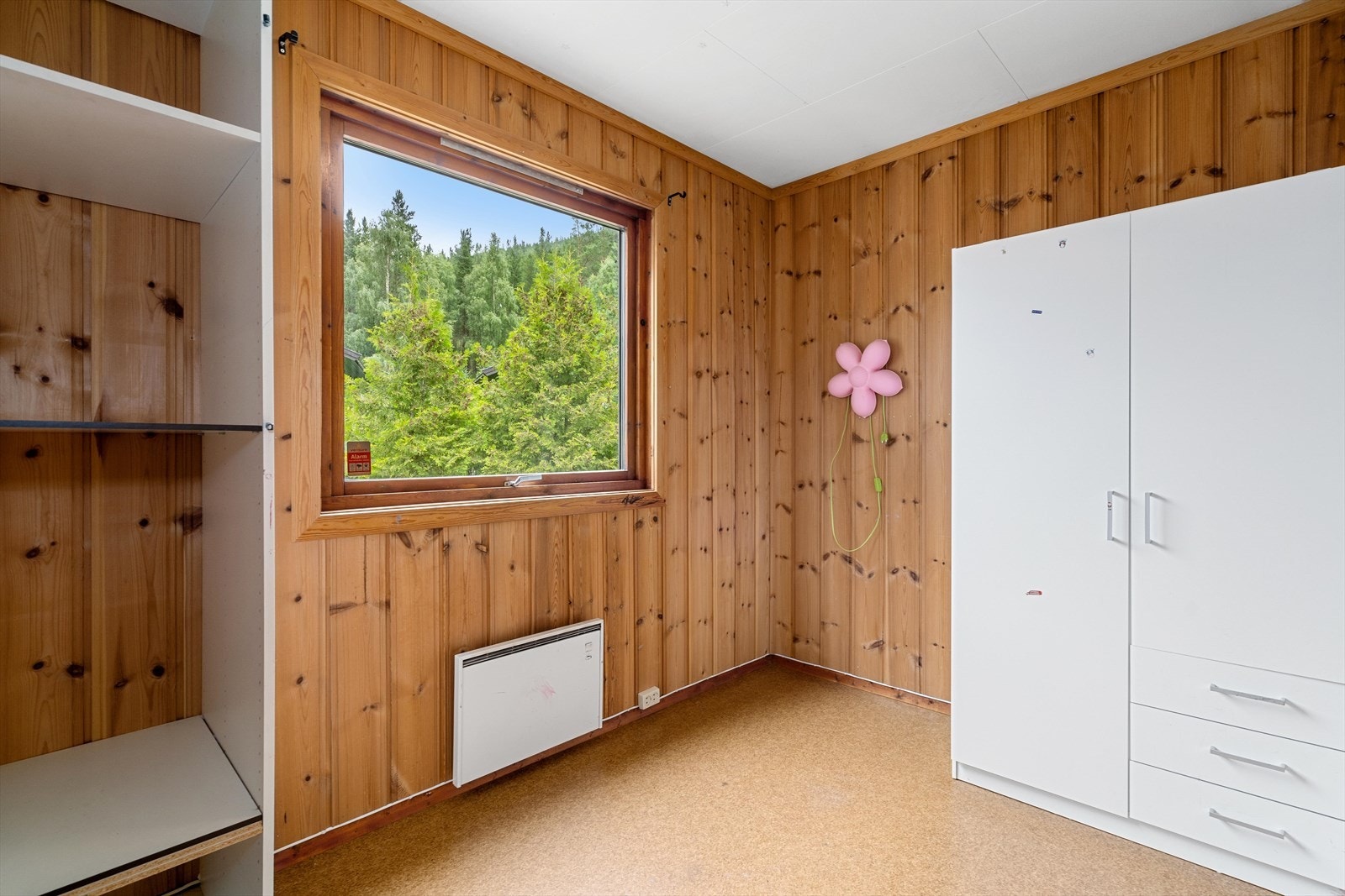 Soverom med garderobeskap. Galleribilde