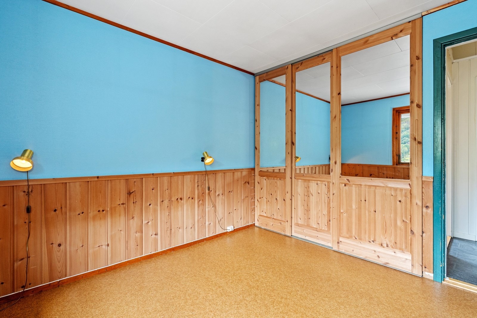 Soverom med skyvedørsgarderobe. Galleribilde