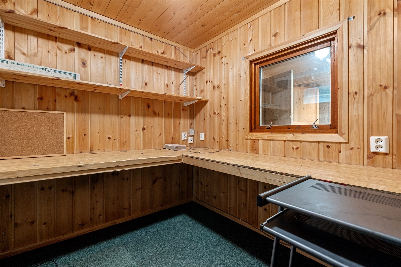 Rom i kjeller - brukt som kontor. Galleribilde