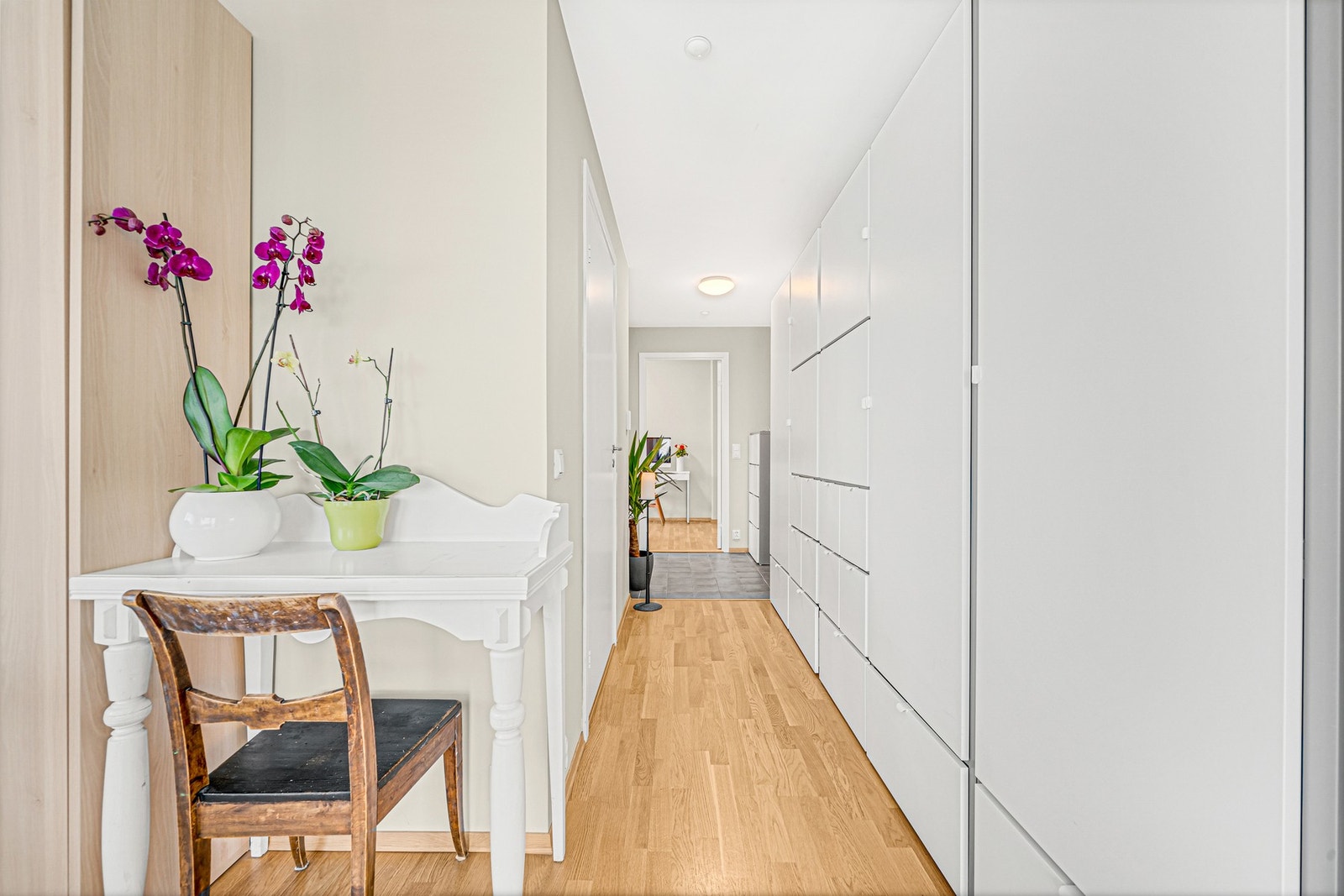 Praktisk og romslig garderobeløsning i gang mellom entré og stue. Galleribilde