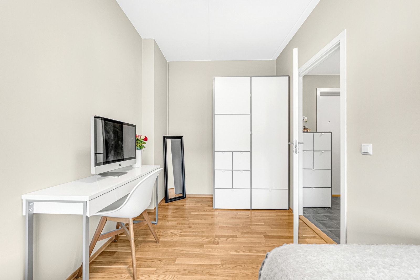 God plass til både kontorpult og garderobeløsninger. Galleribilde