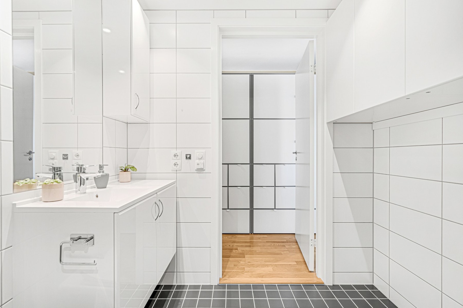 En herlig hverdagsluksus er det balanserte ventilasjonssystemet og at leiligheten oppvarmes via fjernvarme, og dette gir et sunt inneklima og en behagelig varme i leiligheten året rundt Galleribilde