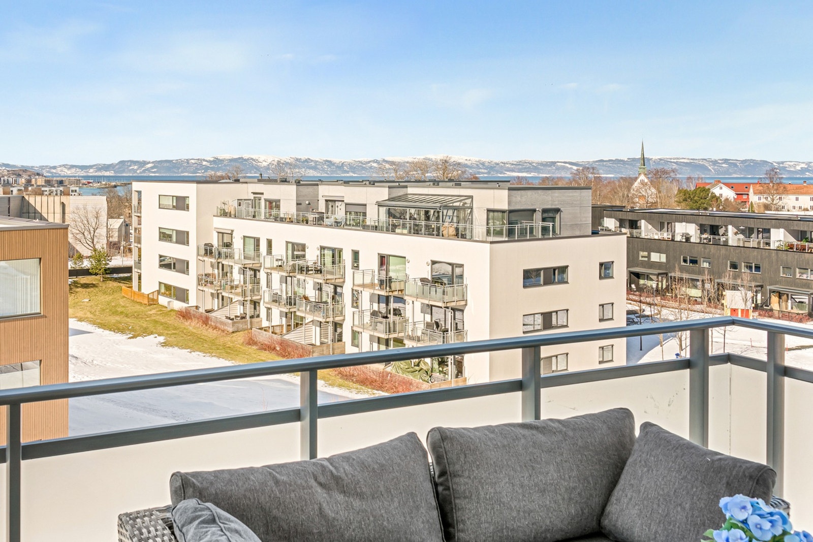 Leiligheten må sies å ha en av de bedre beliggenhetene i bygget; her nyter man en herlig utsikt mot fjorden og Fosenalpene. Galleribilde