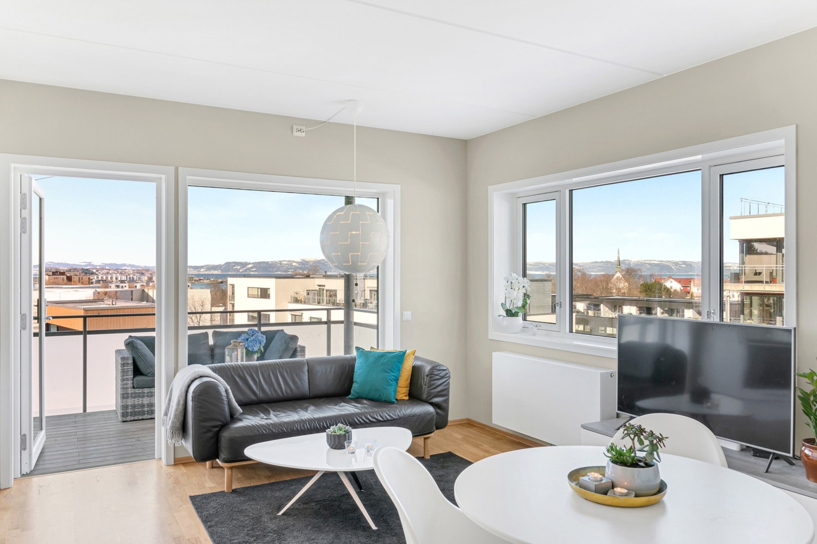 EiendomsMegler1 v/Frank Robert Bae har gleden av å presentere en delikat 2-roms endeleilighet beliggende på Nedre Humlehaugen! Galleribilde