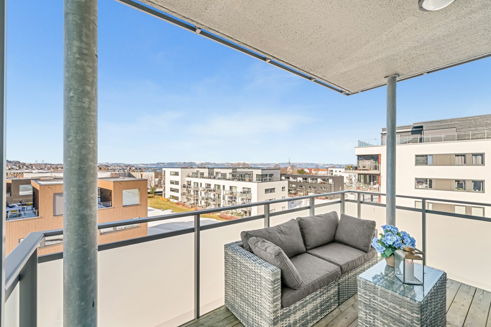 Vestvendt balkong på ca. 8,5 kvm. Her nyter man solen fra ca. kl. 13:30 til solnedgang på sommerstid. Galleribilde