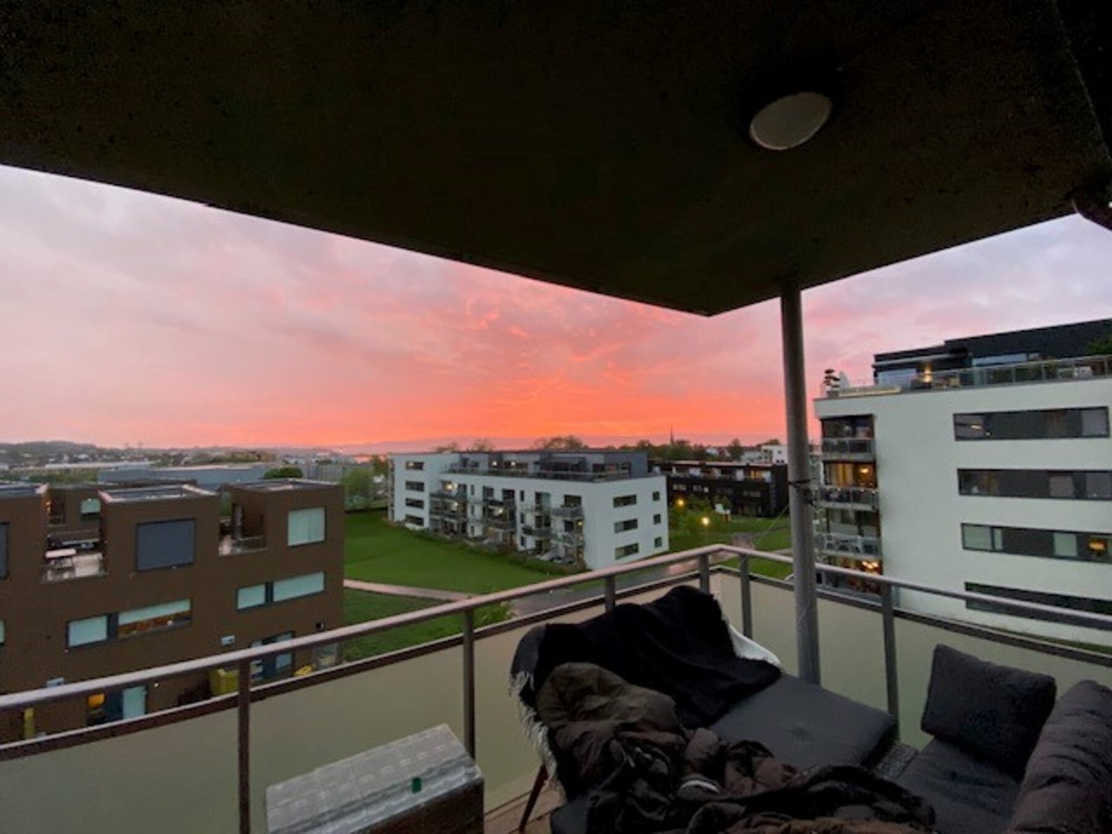 Selgers eget bilde fra balkong. Galleribilde