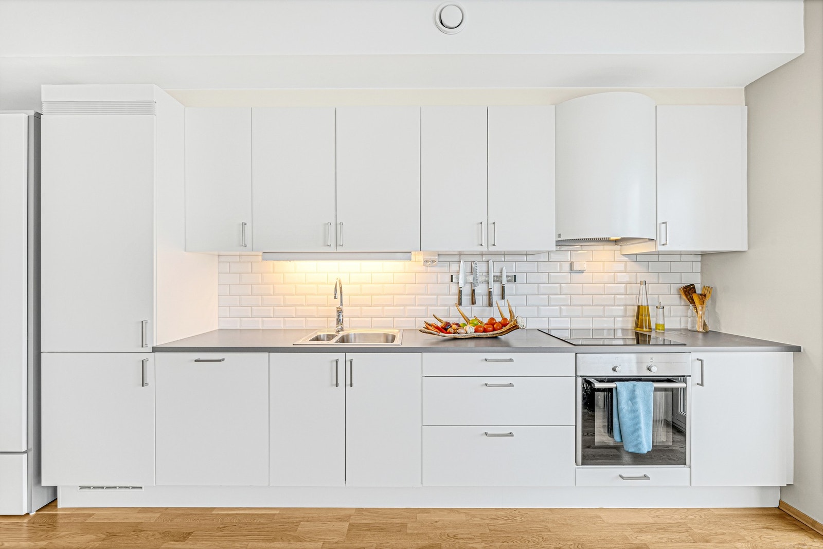 Lyst kvalitetskjøkken fra Sigdal med integrerte hvitevarer. Galleribilde