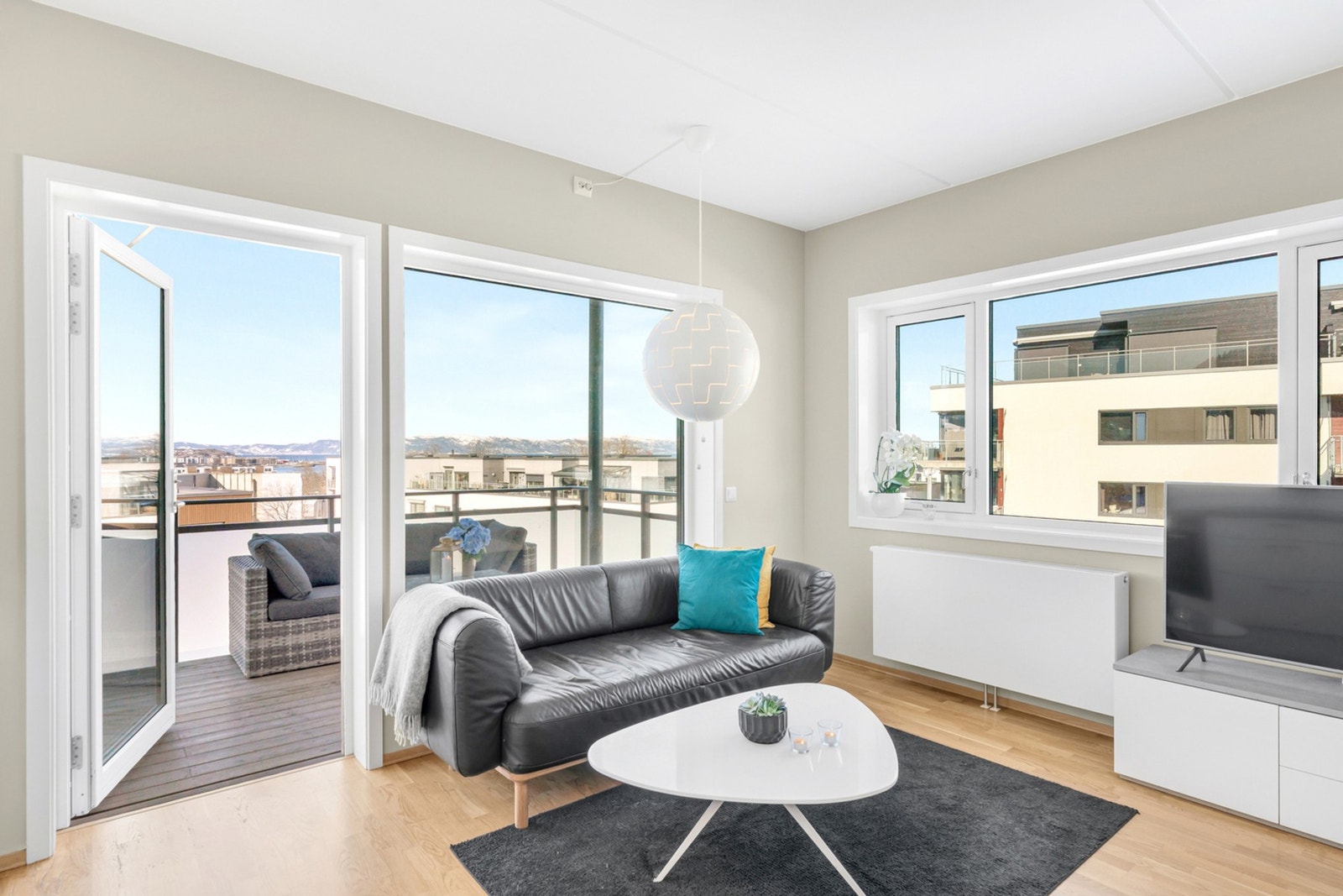 Med store vindusflater og hjørnebeliggenhet får man et svært godt lysinnslipp, og sammen med den flotte utsikten bidrar dette til en lett og særegen atmosfære. Galleribilde