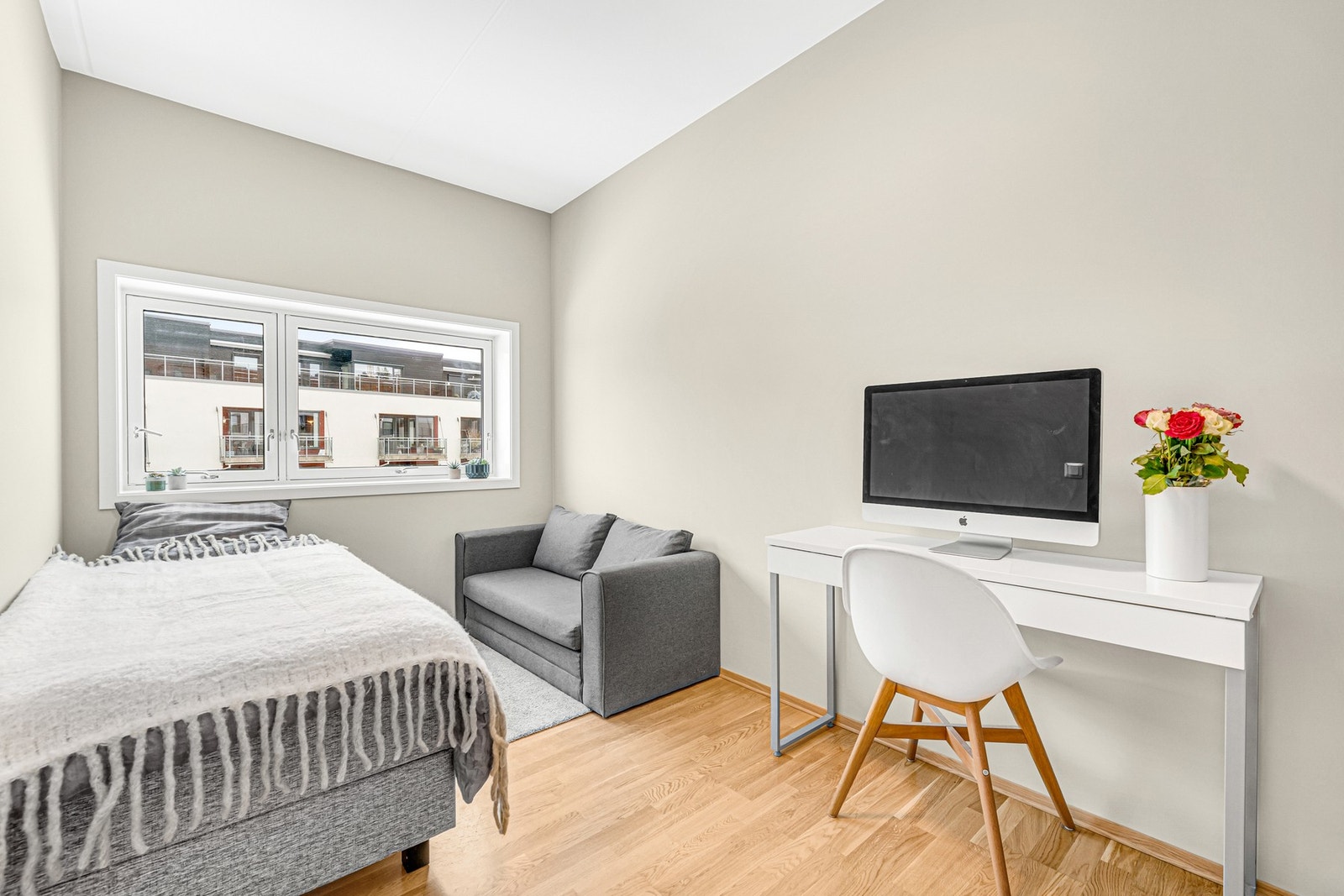 Rommet er vendt ut mot grøntområde og det er ingen bilvei utenfor bygget. Galleribilde