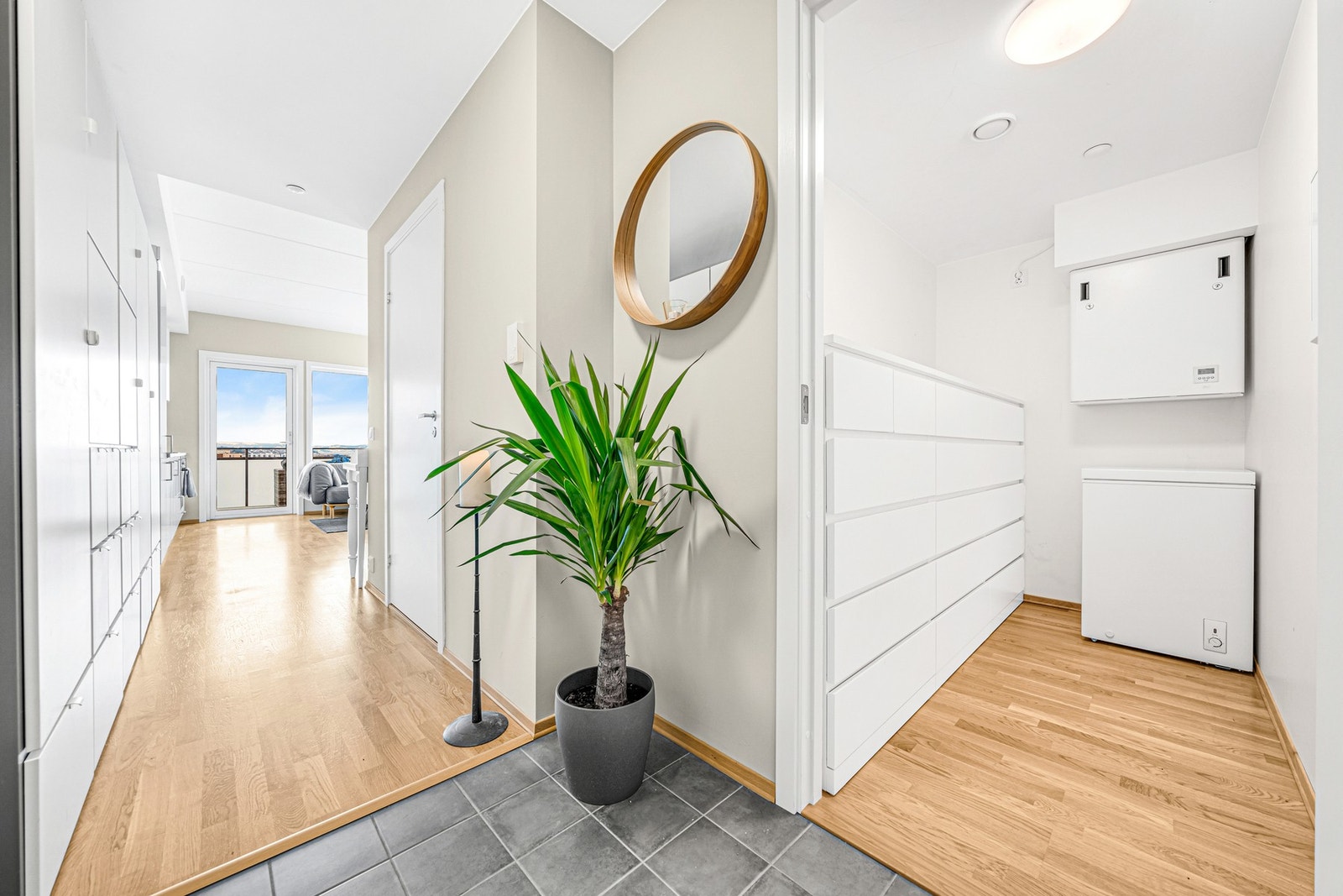 Praktisk med intern bod i leiligheten. Man har også en ekstern bod og parkeringsplass (m/lader for elbil) i sameiets p-kjeller. Galleribilde