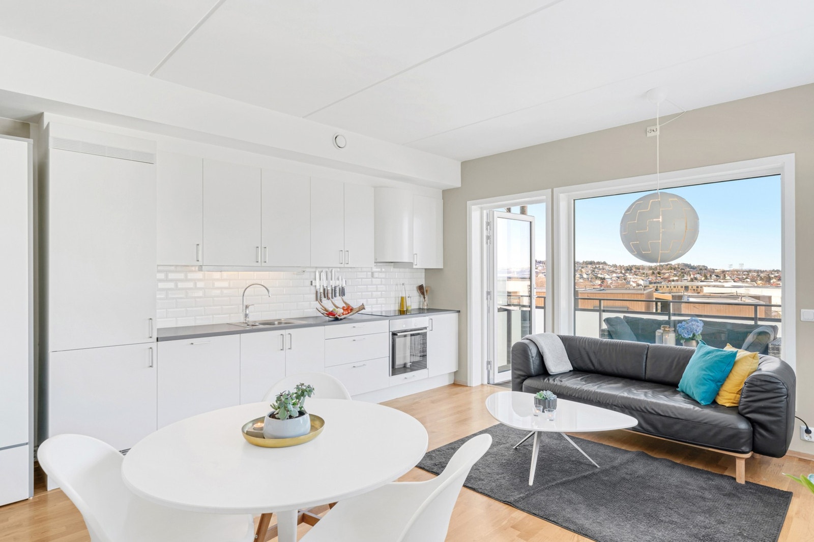 På stuen har man plass til både sofa og spisebord. Galleribilde