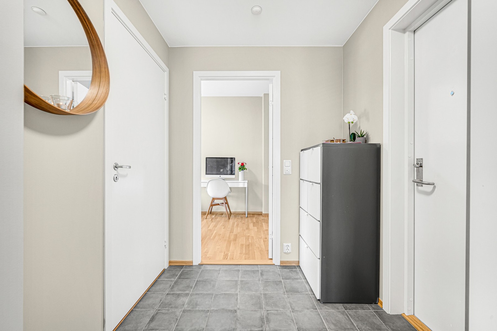 Flislagt entré med varme i gulv og calling-system. Galleribilde