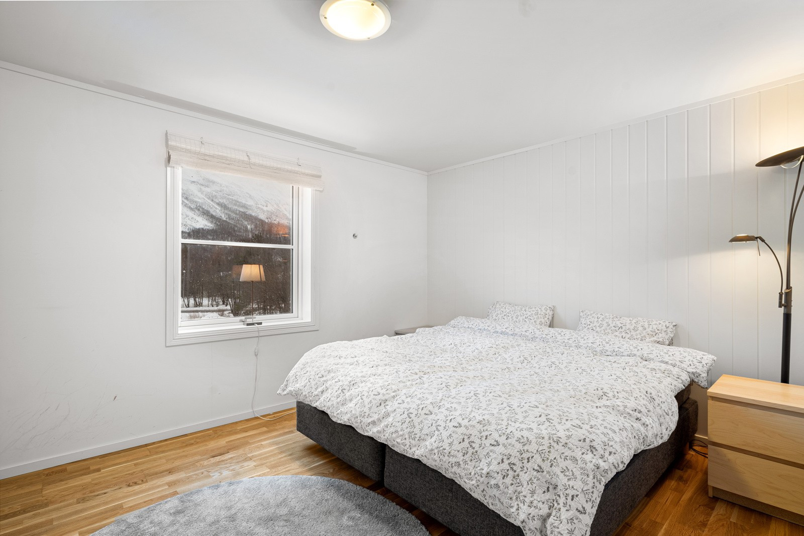 Stort hovedsoverom med plass til garderobe og dobbelseng
